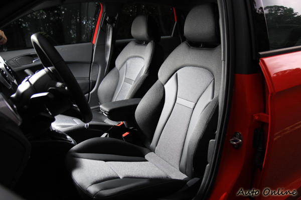 為了讓乘坐更為穩固,採用Heartbeat 織布的跑車座椅。