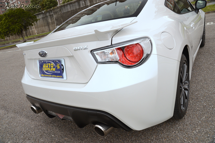 車尾的尾燈與頭燈造型相互輝映,低調的後尾翼對BRZ外觀有加分的效果。