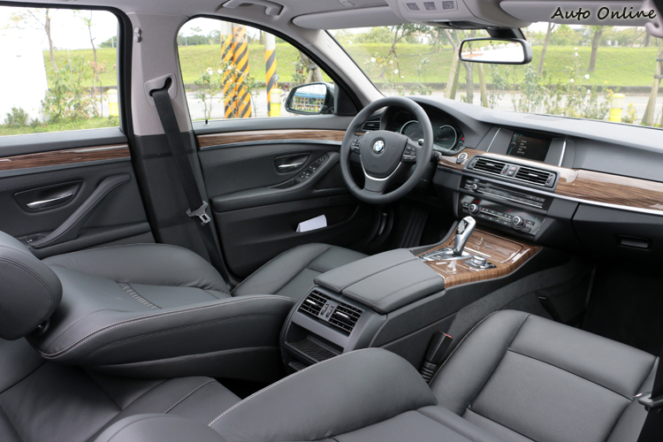 木紋飾板圍繞車室,營造出高貴典雅氛圍。