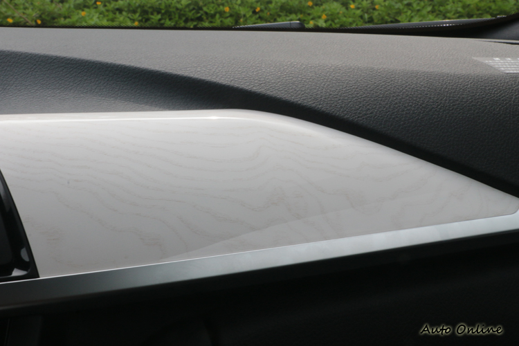 名為Ash Grain White 木飾板質感相當不錯,讓車室空間相當典雅。