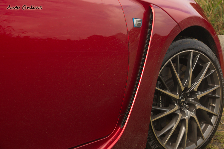 前輪拱後方導氣柵將輪拱氣流煞車廢熱導出。