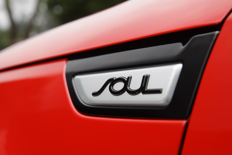 A柱下緣嵌上Soul專屬車飾銘板,突顯它的個性特質。