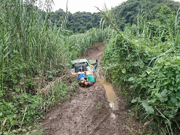 車上四輪驅動一出問題,很容易被卡在賽道中。