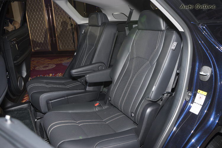 長軸版六人座車型的兩張獨立座椅。