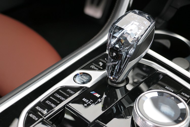 8系列屬於BMW高端車型,排檔桿彩水晶配置。