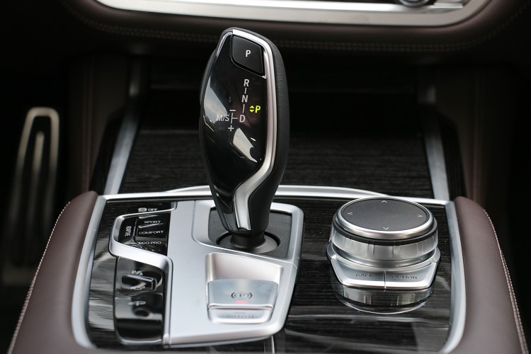 7系列的排檔還是維持傳統造型,並未更新為新世代樣貌。