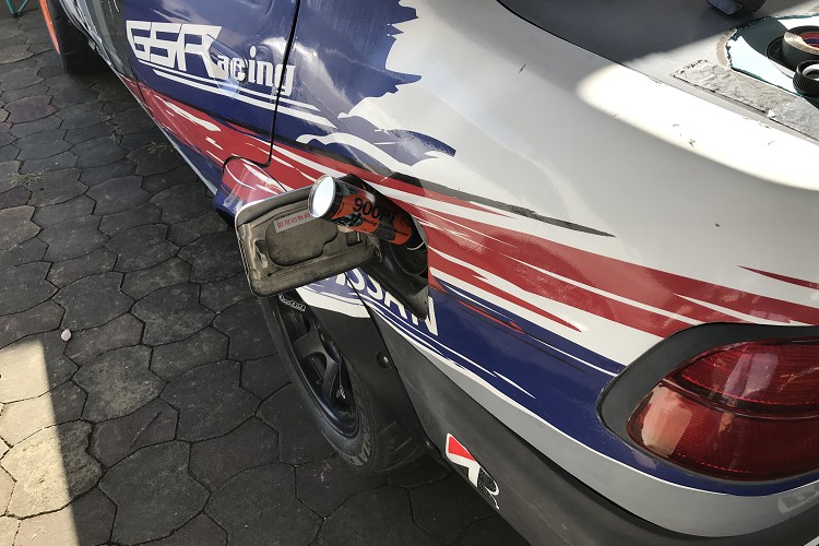 比賽車幾乎都是使用98無鉛汽油,另外還會添加汽油精提升辛烷值,如果預算夠也可以直接使用賽車汽油。