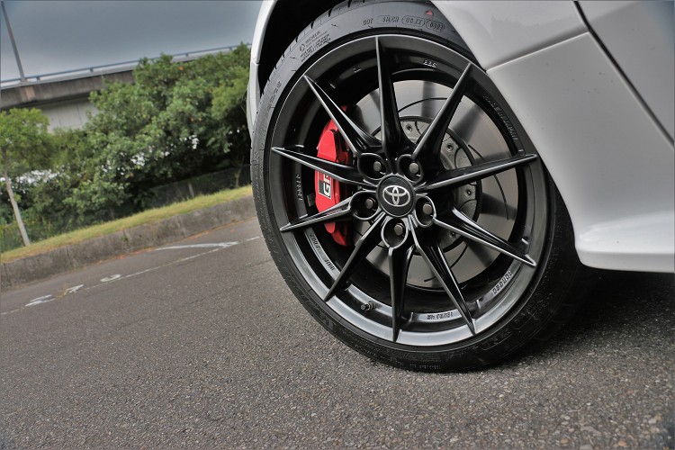 鋁圈搭載BBS鍛造18吋規格,更選用高檔米其林PS4S高性能胎,鋁圈內部為前對向四活塞、後對向雙活塞紅色卡鉗。