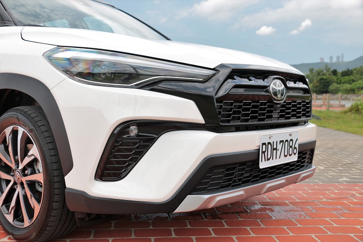 車頭全新設計過的運動化保桿,蜂巢式曜黑水箱護罩讓前臉更加殺氣。