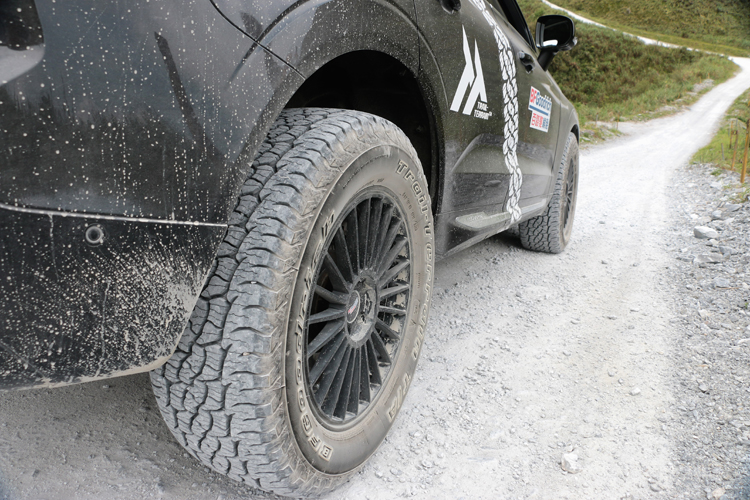 除了能輕鬆掌控越野地形,里程胎面花紋設計,有利提升行駛穩定性,延長磨耗壽命。