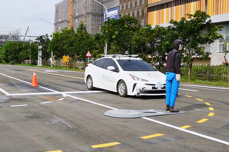 ISO 22737 標準的核心要求包括自駕車在低速域環境下的安全性能評估,需涵蓋多項情境測試,如避障、自動煞車、行人偵測及路口轉彎等功能,以驗證自駕車系統在實際運行中的穩定性與可靠度。