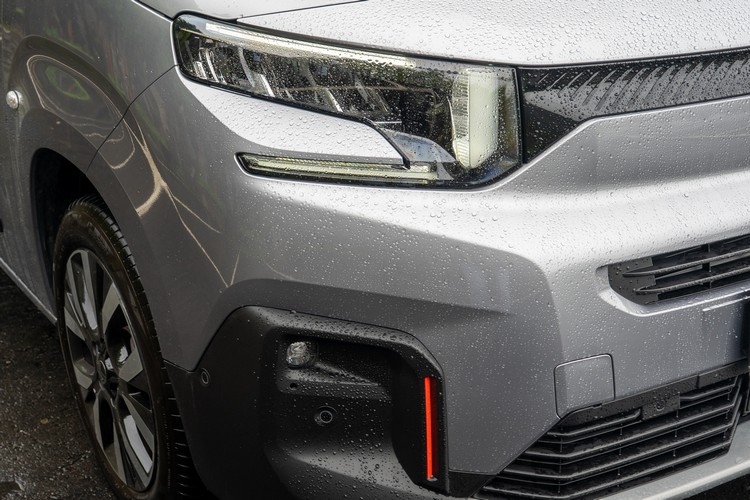 霧燈處有橘色飾條點綴