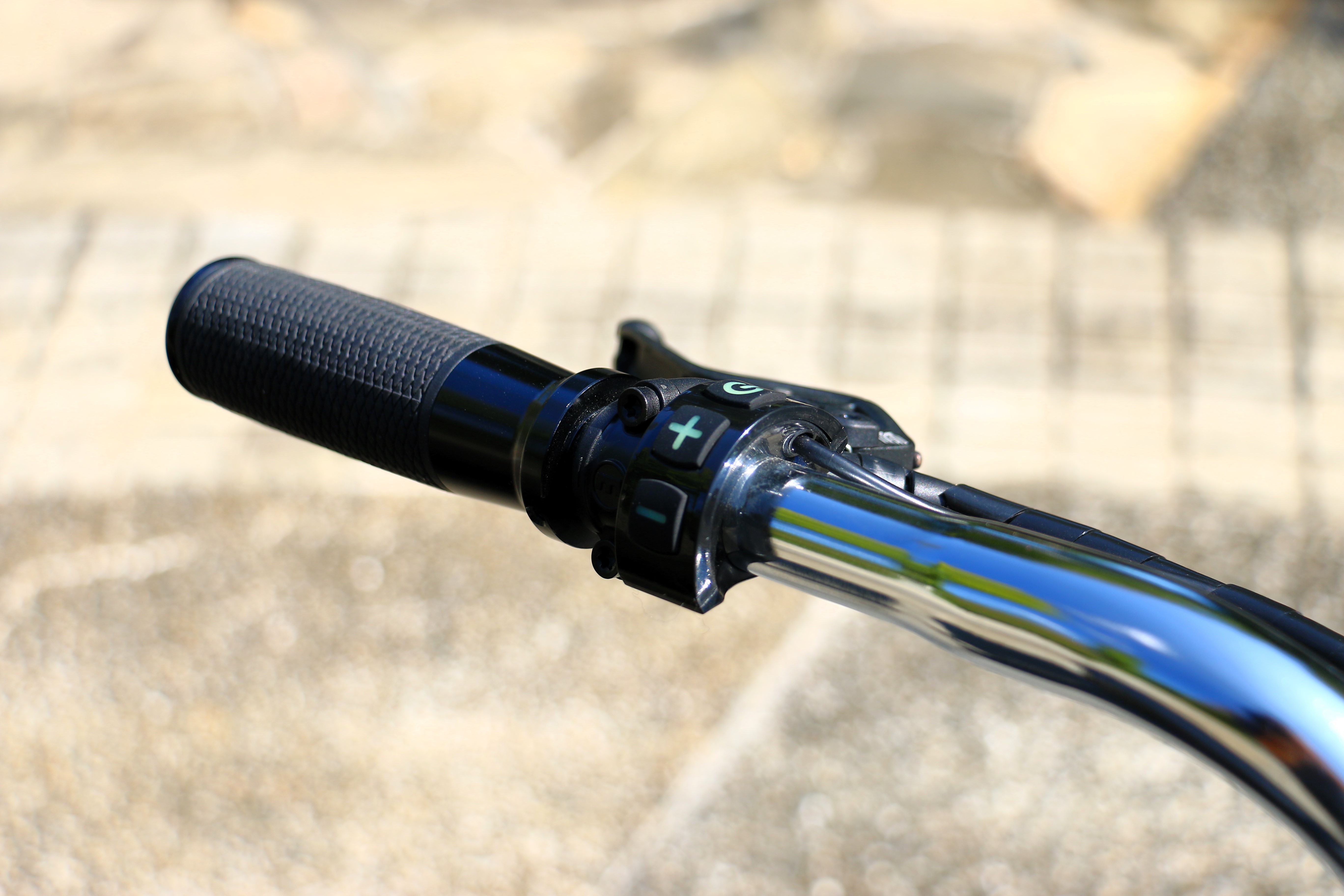 左手邊是控制電輔的輔助力道，有九段加上全關閉可以選擇。