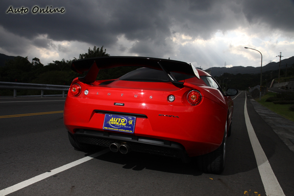 2012年Evora降價以399萬元的價格來吸引喜愛駕馭感的消費者,稍微降價的Evora在操駕樂趣上絲毫不打折扣。