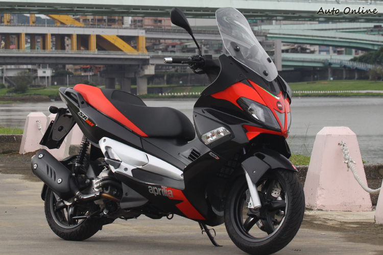 在賽道戰功彪炳的Aprilia也推出幾款速克達作品,SR Max 300走的是較為運動的風格。