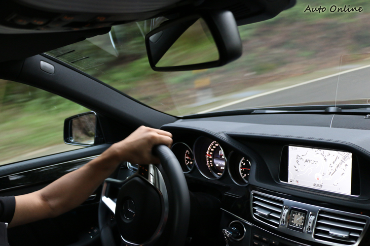 不同駕駛模式的調性差很大,但踩下油門都可隨時獲得猛爆加速力。