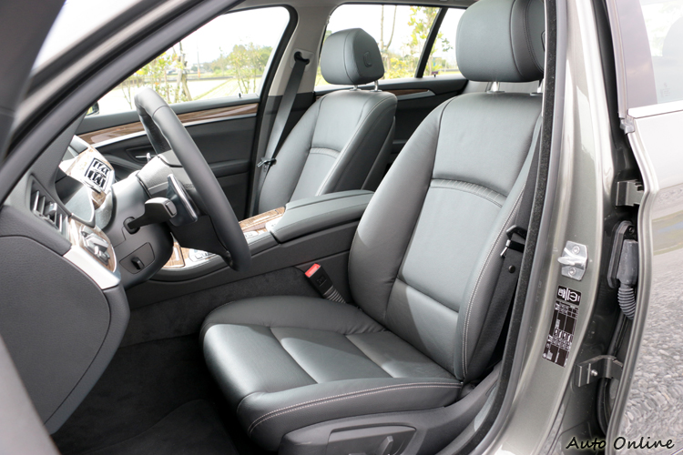 B柱之前的座艙設計與Sedan車型無差異。