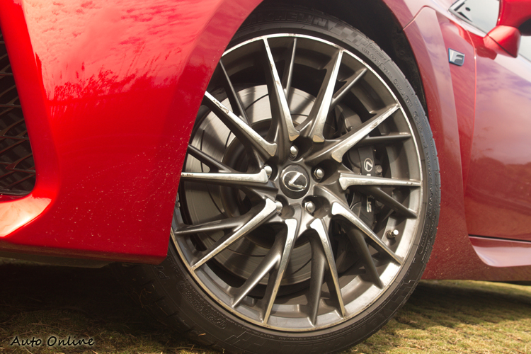 19吋的大徑鋁圈設計上採取10組L形輪輻交錯樣式。