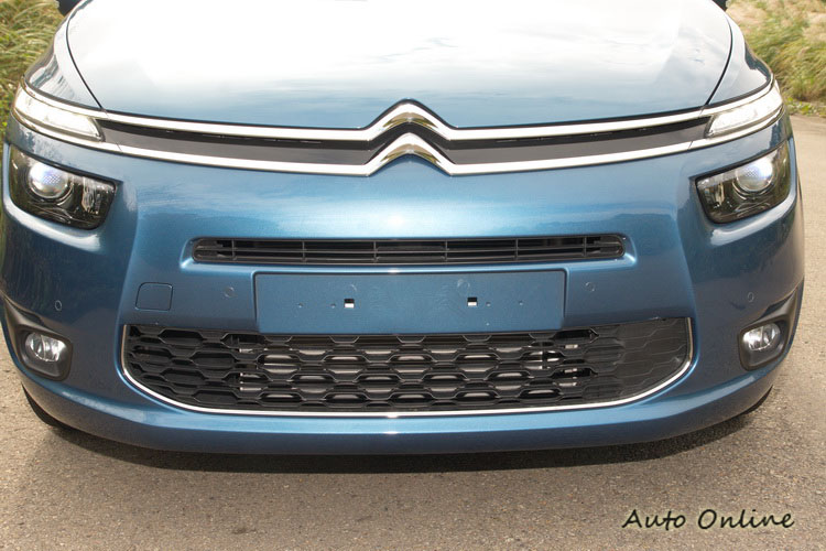 細長的頭燈造型與前代大不相同,網格水箱罩是新一代的家族共同設計