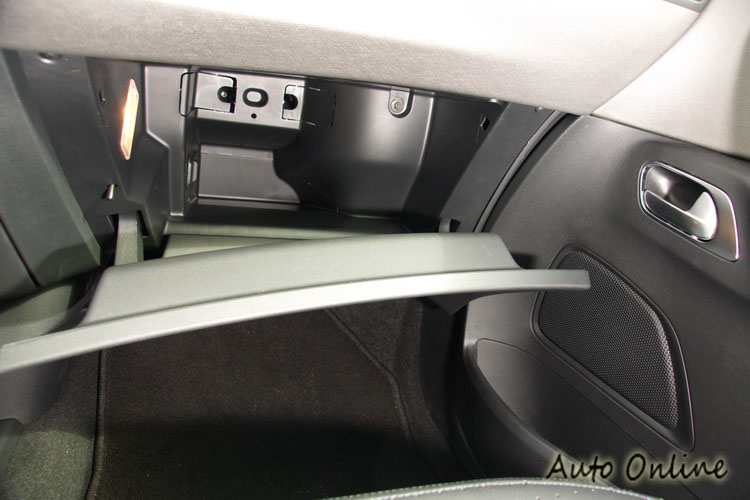 手套箱空間蠻深,且有保冷功能