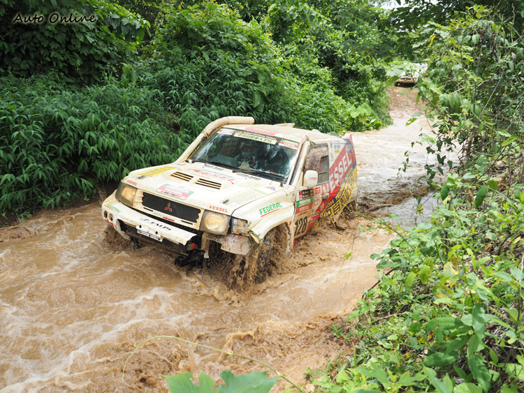 過河對於改裝過的比賽車小菜一碟。