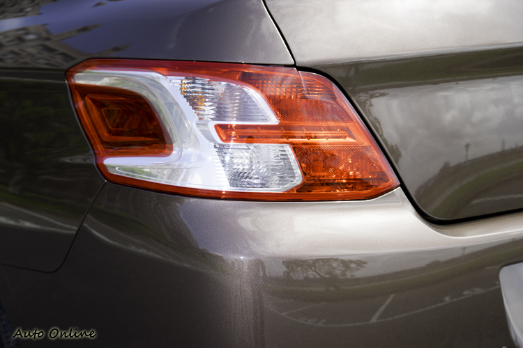 尾燈組白色反光片就有做出獅爪造型。