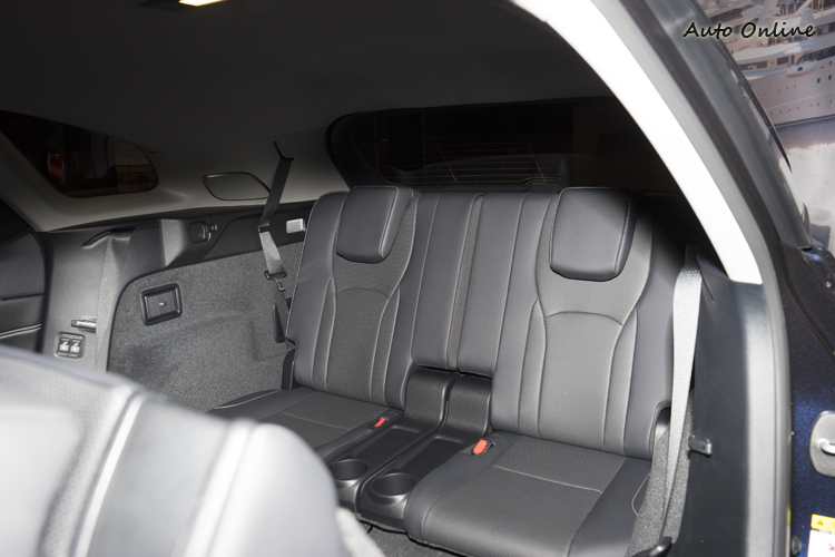 長軸版六人座車型第三排座椅可電動調整前後位置與隱藏收折。