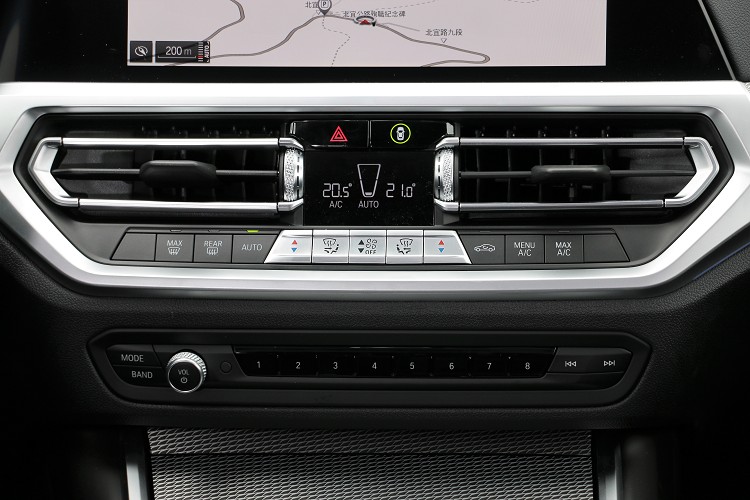 冷氣介面的螢幕簡化到不能再簡化。