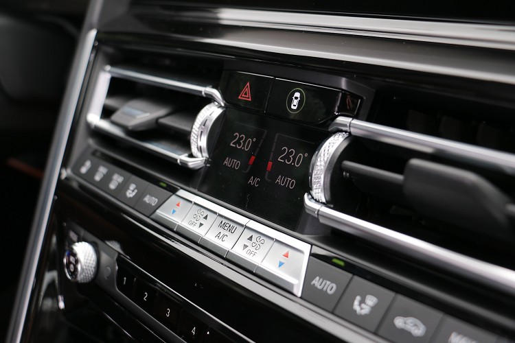 冷氣介面簡化到只有一個小小螢幕。