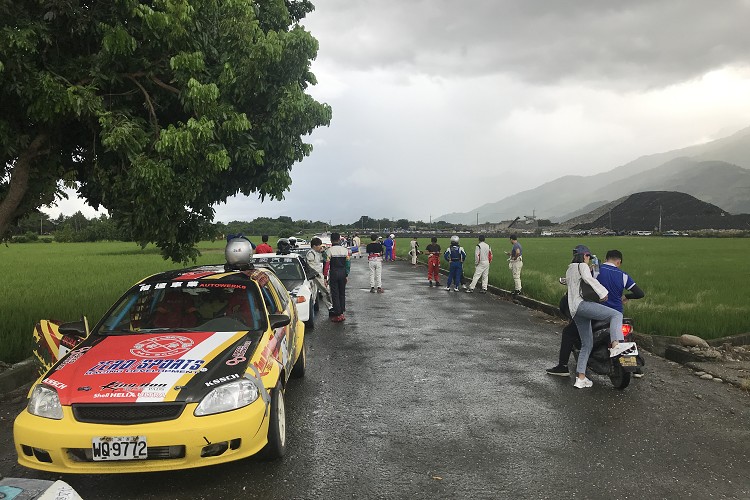 原訂兩天四回合的比賽受到天氣影響發生多起事故,主辦單位最後決定取消最後一回合比賽,所以比賽車、參賽車手都在起跑點等候消息。