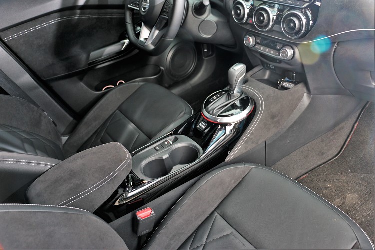 加價選購J-Luxury奢華套件包含皮革、麂皮包覆中控台,可媲美豪華進口跑車質感。