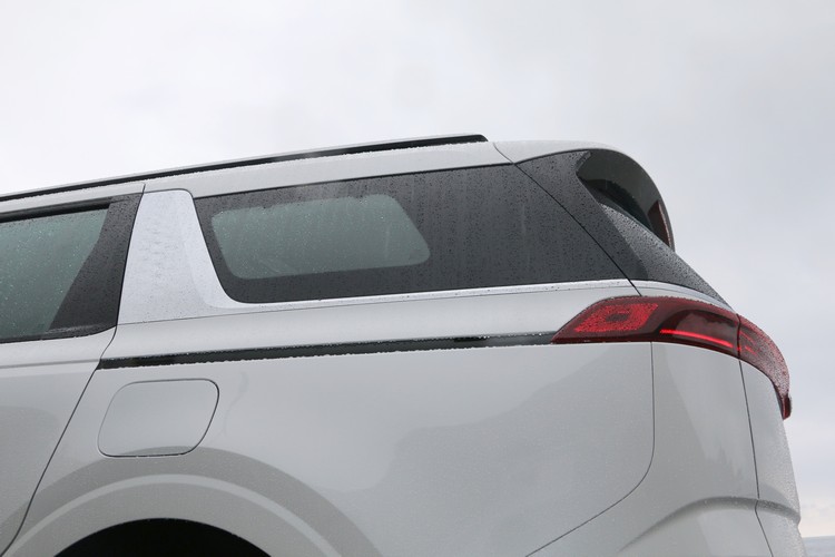 C柱上的類金屬飾板,以及搭配懸浮式車頂設計,都讓整體外觀更有辨識度。