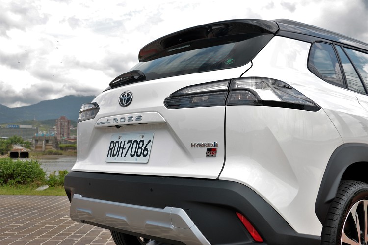 燻黑LED光條式尾燈有畫龍點睛作用,提升車尾運動化氛圍,下方則同樣是亮銀護板,與車頭相互輝映。