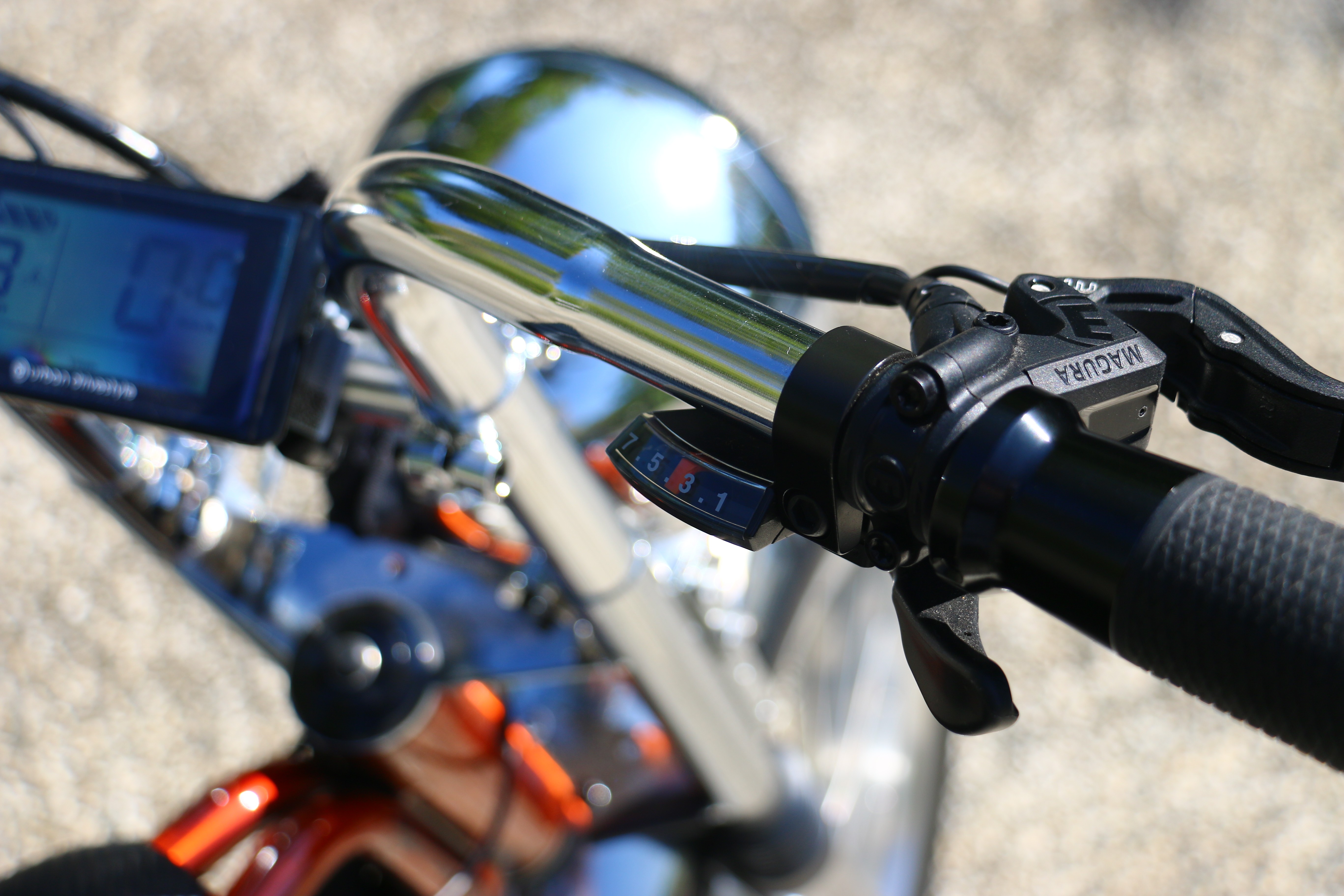 右手邊是控制騎乘檔位，有七段可以調整。