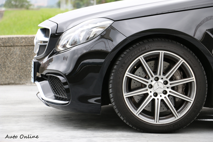 制動系統堪稱犀利,這麼重的車身配上V8引擎,車頭卻不會感覺很重。