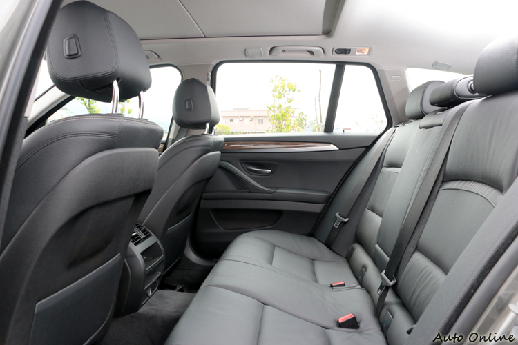 近三米的軸距,造就寬敞後座,以乘坐者182cm身高,膝部空間表現出色。