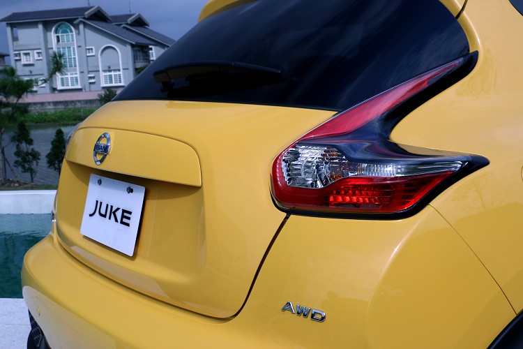 尾燈造型與頭燈相輝映,巧妙融入自家跑車「DNA」。