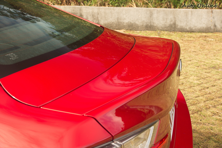 隱藏式尾翼當車速超過80km/g時會自動升起。