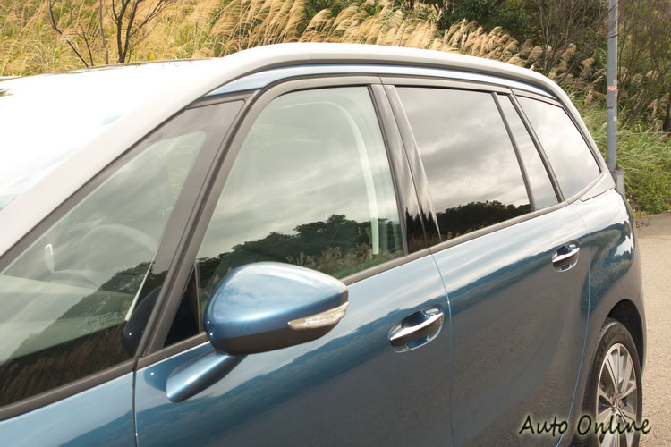 車側一道沿著車頂向後再折回線條相很有設計創意