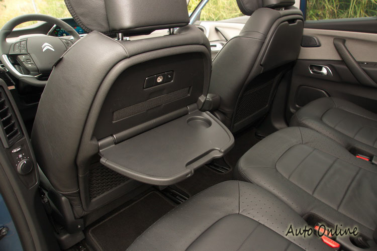 前排座椅背的小餐桌方便後排乘客放置食物或物品