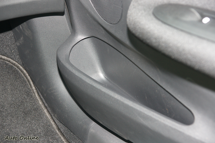 車門置物槽放置小瓶飲料瓶罐還OK。