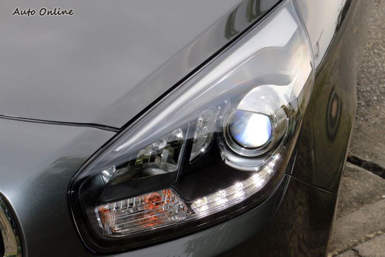 柴油款不分等級,全都標配LED日行燈和光感應魚眼頭燈,誠意十足。