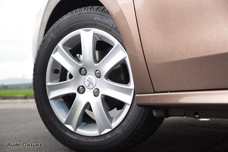 Active車型配七輻式樣16吋鋁圈。