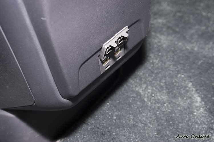 後座也有兩個USB插槽。