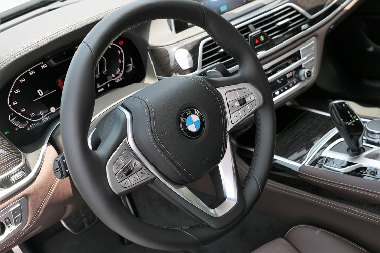 方向盤未使用M款式,後方又換檔撥片操作容易。