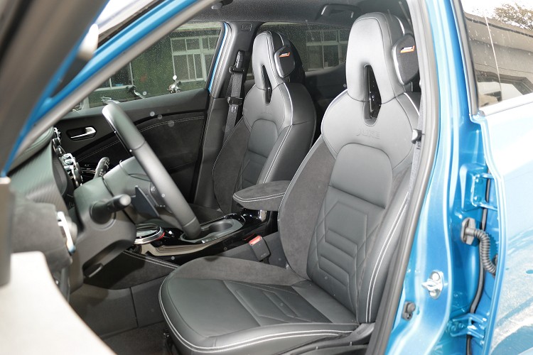 屁股下所坐的是全新Monoform一體式跑格化座椅,造型看上去就相當熱血。