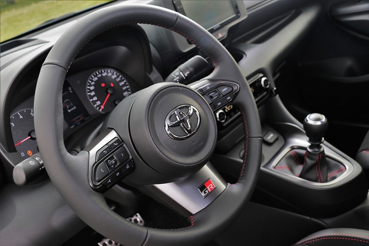 一只大小適中方向盤,六點鐘方向有GR標誌,真皮包覆手感還不錯。