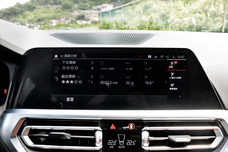 搭配上電子式後輪差速器,可精準的鎖定後輪左右輸出,每一次的甩尾還會幫駕駛打分數。