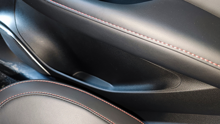 後座車門置物/飲料空間。