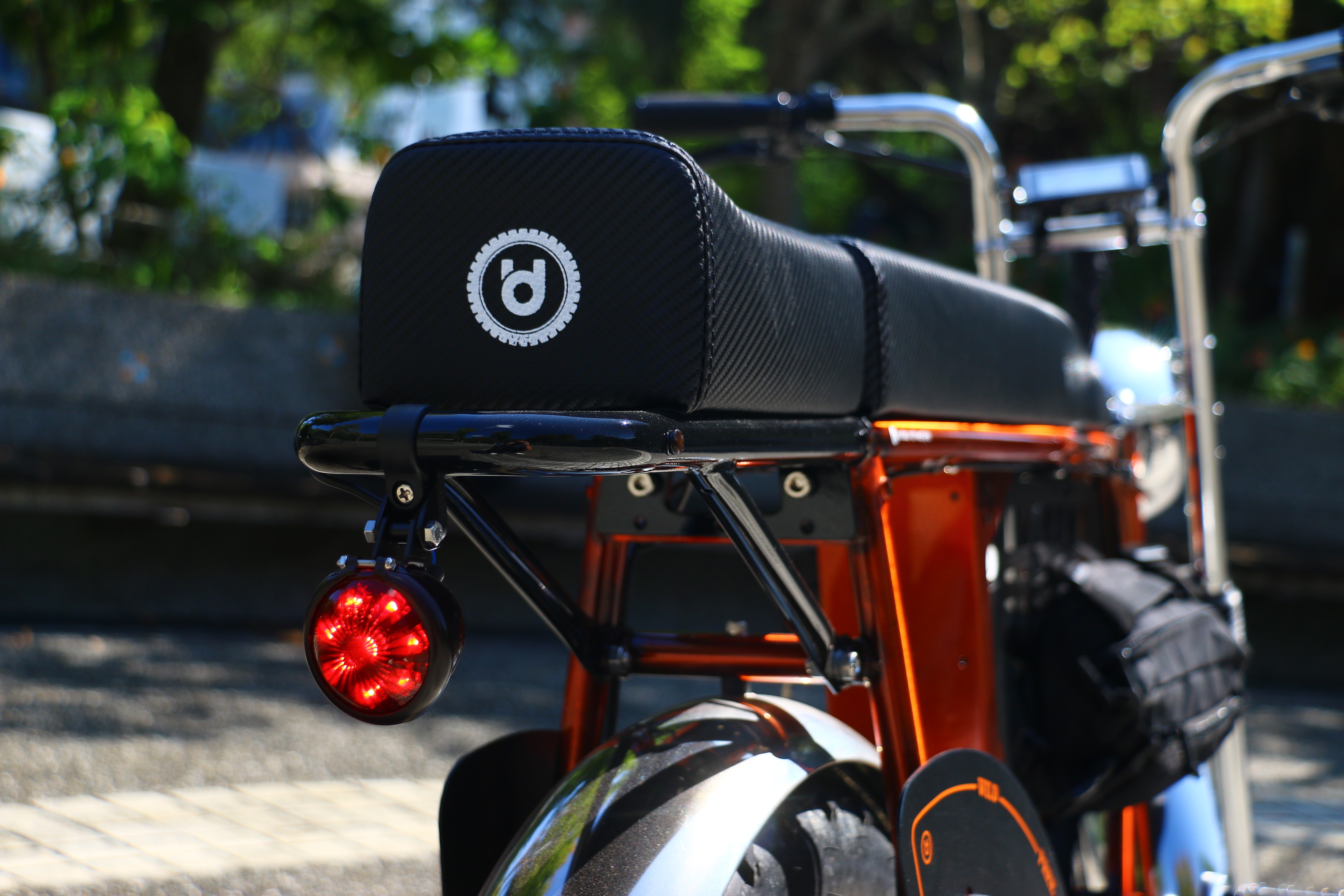 車尾有夜間輔助定位燈，但並不是煞車燈。